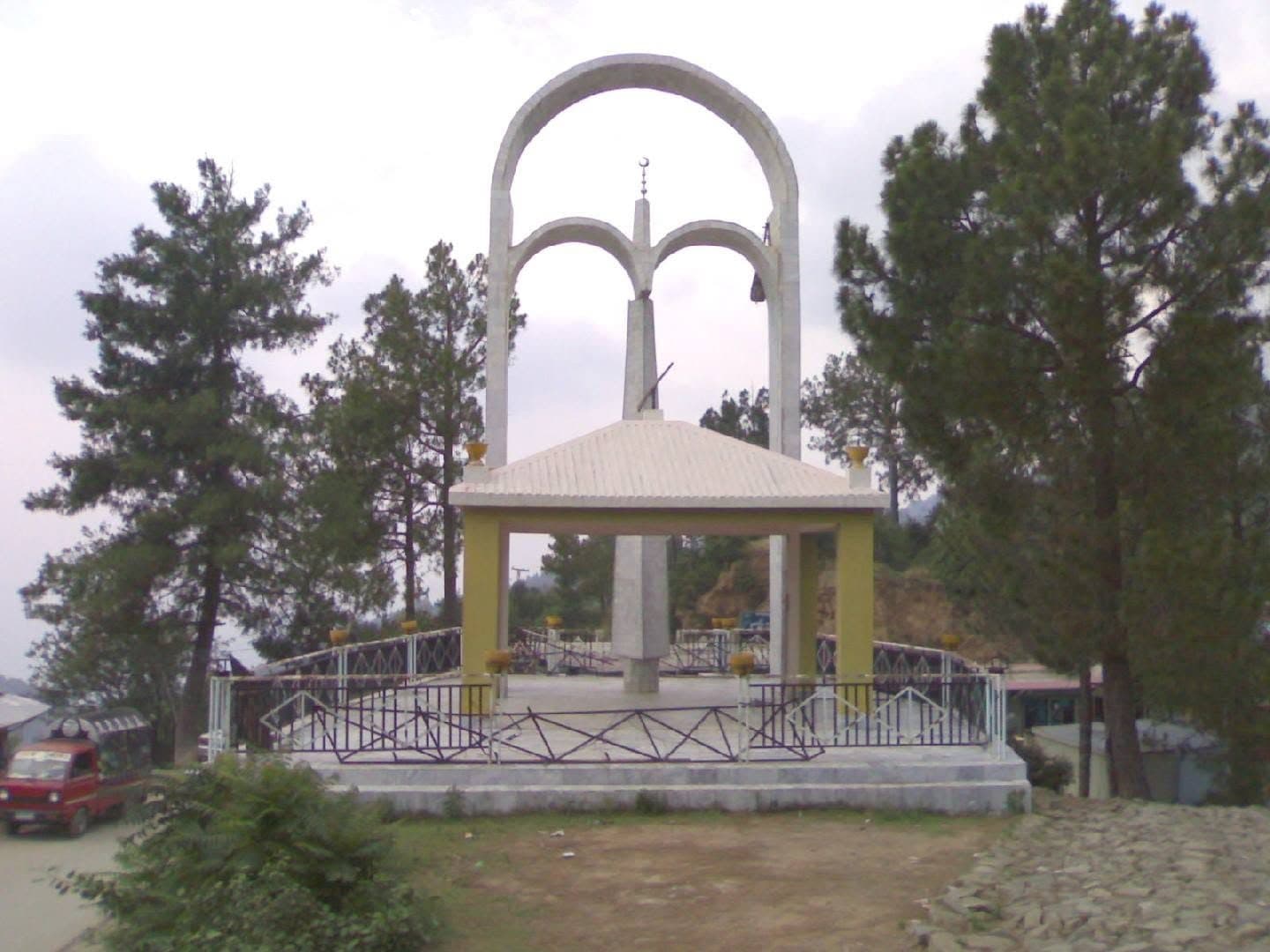 Martyrs' Monument, Thorar
